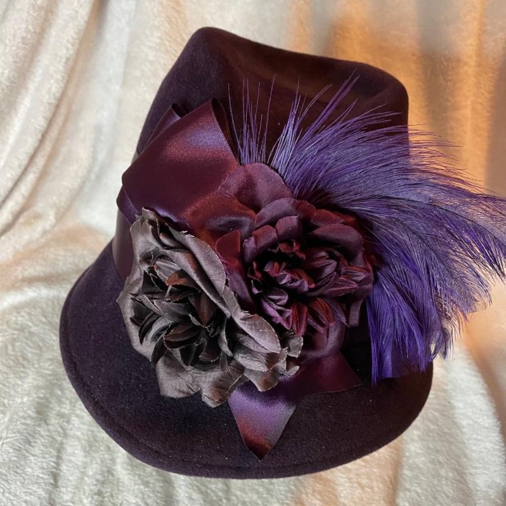 Vintage Womens 40's Style HatPurple fur felt feather Signed by milliner +Box NEW
